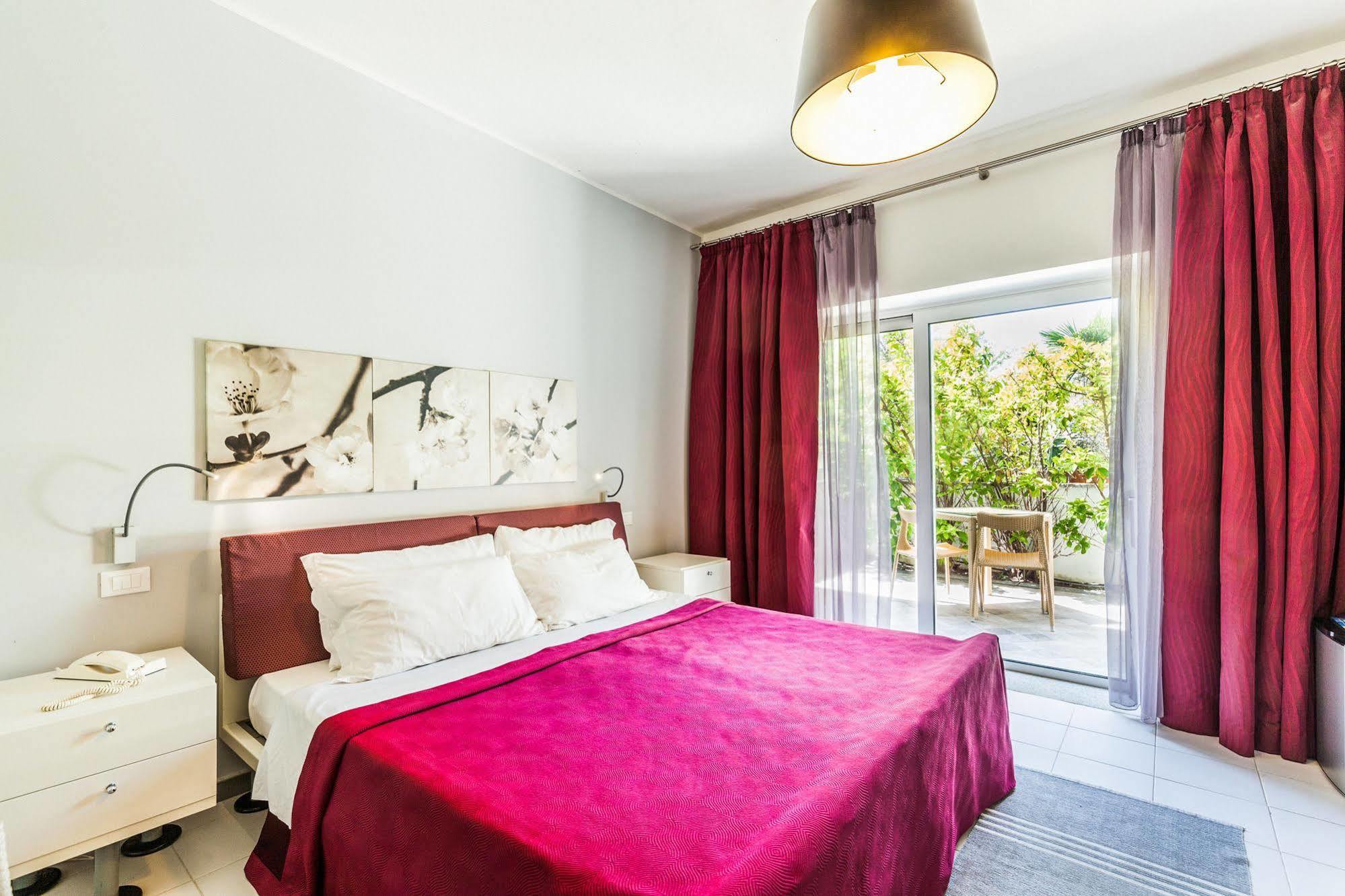 Hotel Residence Hibiscus La Caletta Buitenkant foto