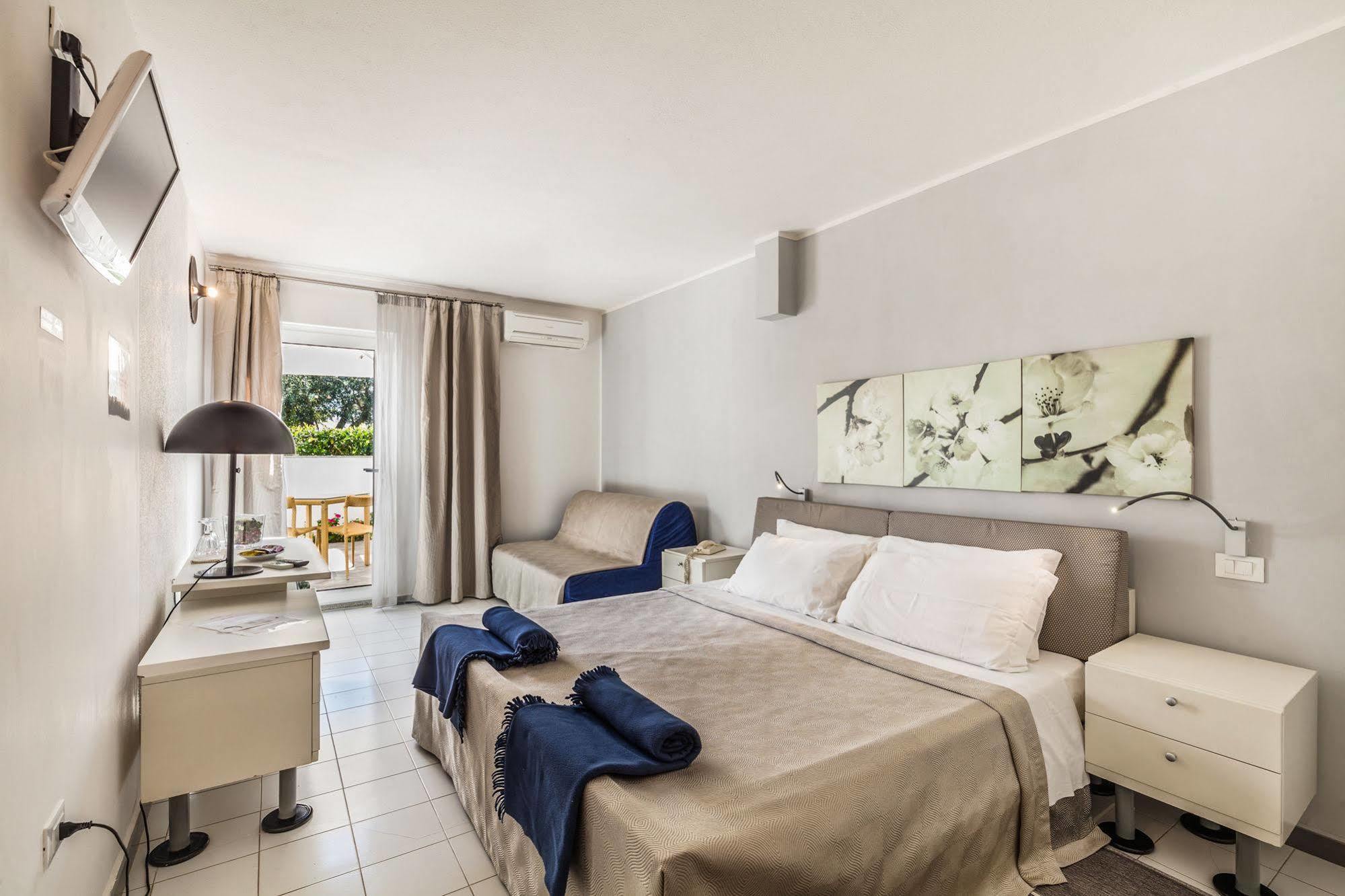 Hotel Residence Hibiscus La Caletta Buitenkant foto