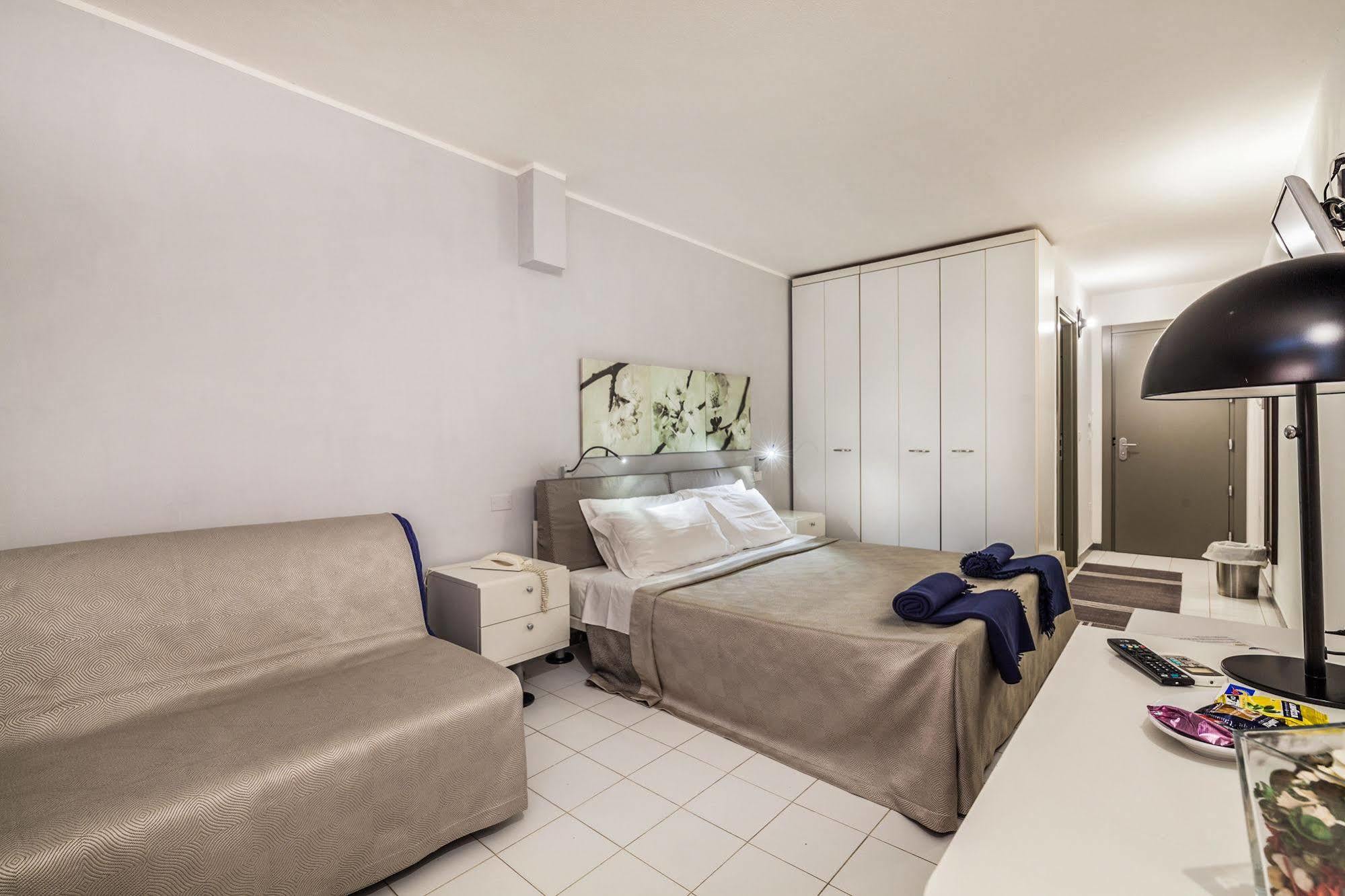 Hotel Residence Hibiscus La Caletta Buitenkant foto
