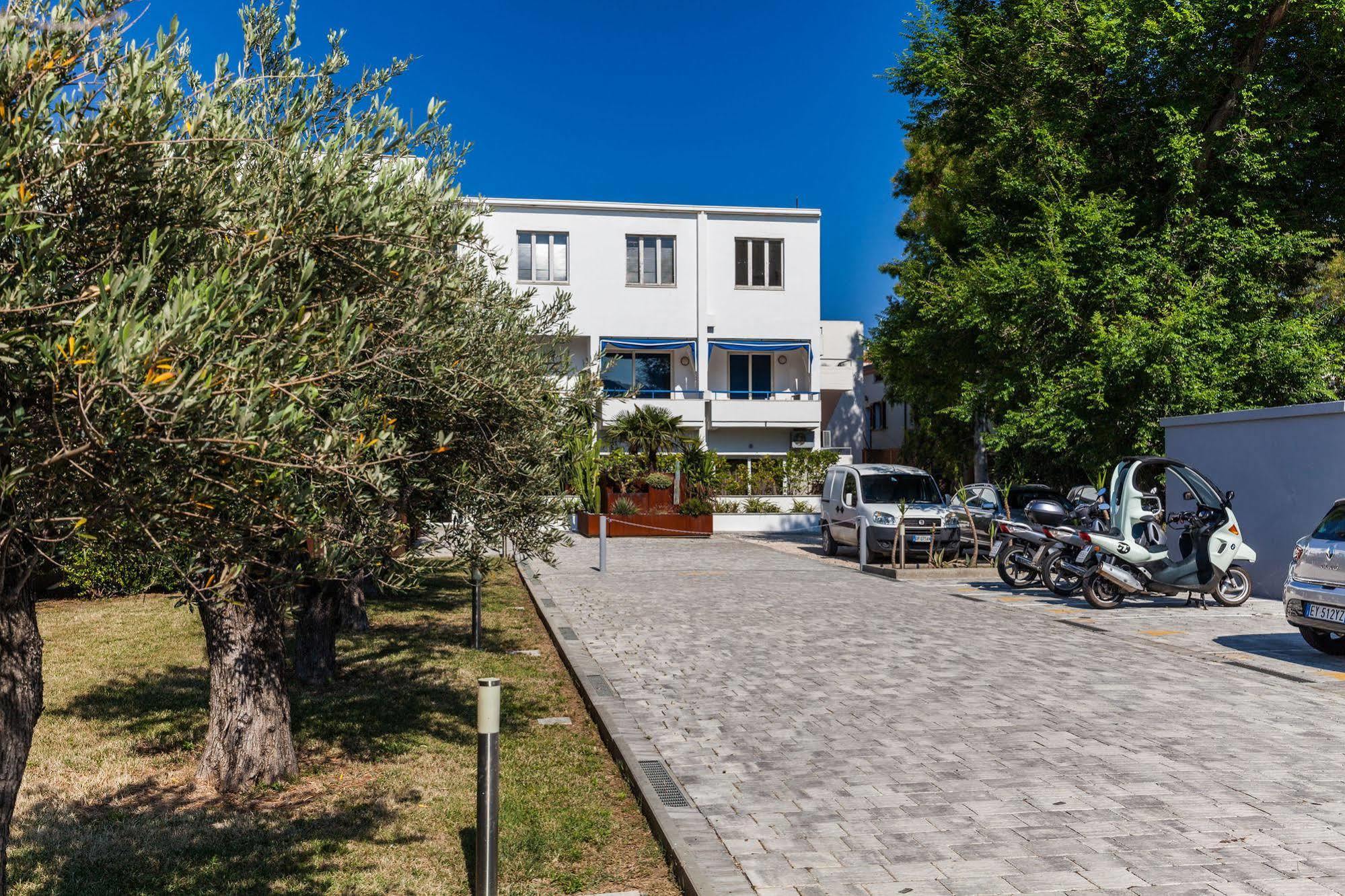 Hotel Residence Hibiscus La Caletta Buitenkant foto